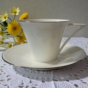 1 Ovation White Cup/Saucer Mikasa Bone China Blue Gray Floral